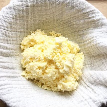 Das Rezept für gesalzene Butter findest du auf Kuchen oder Weltfrieden